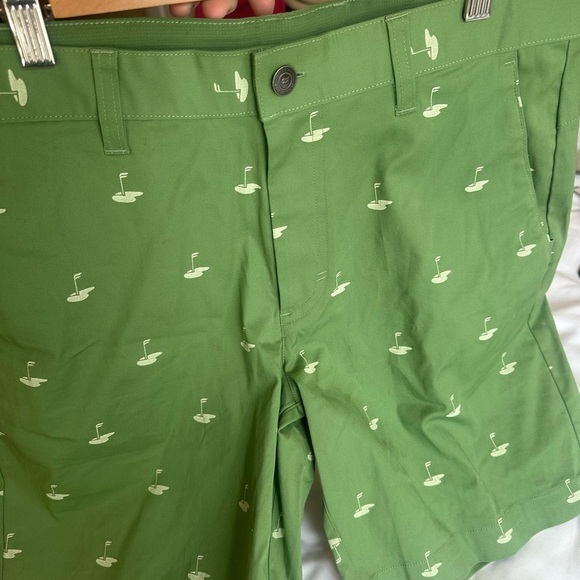 Fabletics Men's The High Side Chino Golf Short, Size 31 Neo Olive Fab Flag NWT - Picture 7 of 8